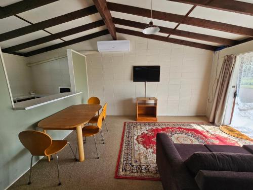 TV a/nebo společenská místnost v ubytování Amisfield motel