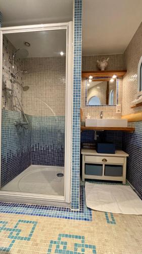 une salle de bain avec une douche, un lavabo et une baignoire dans l'établissement La Grange Du Moulin De Tauran, à Lauzerte