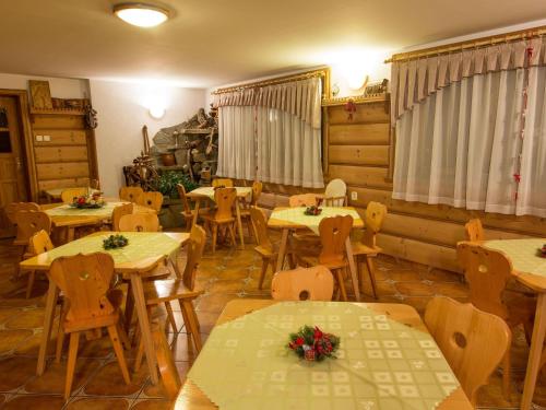 Reštaurácia alebo iné gastronomické zariadenie v ubytovaní Willa Wojnarówka