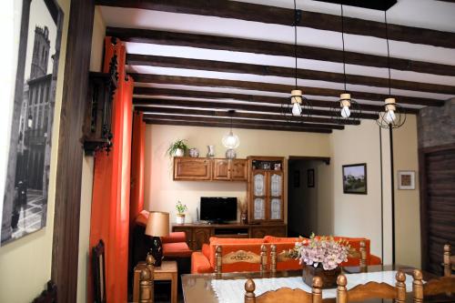 a living room with a table and a dining room at En K La Cristi in Torija