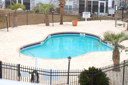 Πισίνα στο ή κοντά στο Luxury Golf Condo with Pool Access, near the Ocean and Broadway at the Beach,
