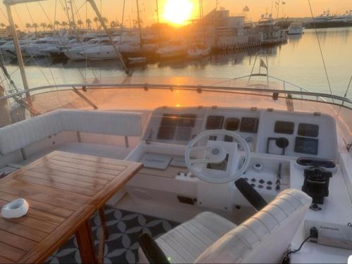 De zonsopgang of zonsondergang vanuit de boot