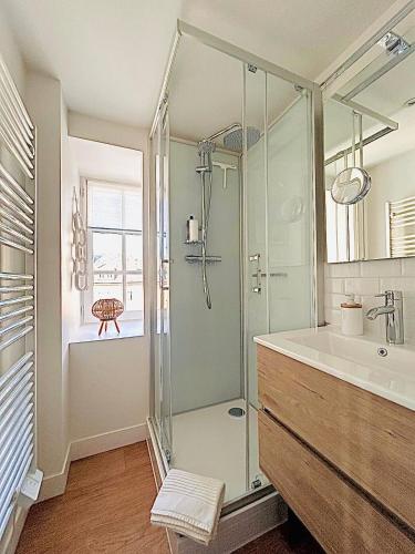 une salle de bain avec une douche en verre et un lavabo dans l'établissement Charmant F2 Atypique Coutances centre, à Coutances