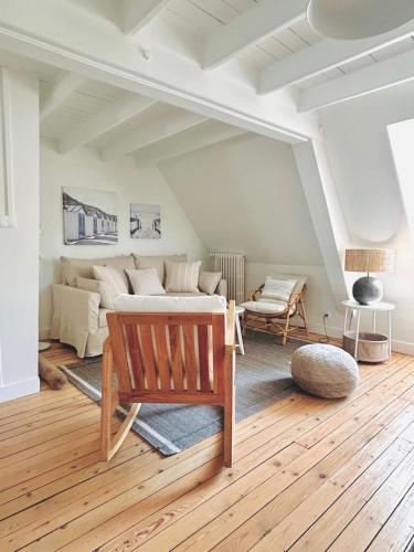 un salon avec un canapé et une table dans l'établissement Charmant F2 Atypique Coutances centre, à Coutances