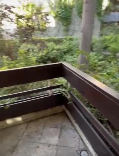 un banc installé au-dessus d'une terrasse couverte dans l'établissement Cosy Studio in heart of Rue Mouffetard, à Paris