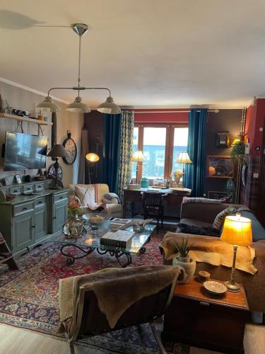 un salon avec un canapé et une table dans l'établissement Central double room with separate full bathroom, à Hesdin