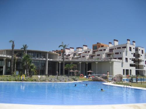 una gran piscina frente a un edificio en Apartamentos Parque Botanico en Estepona