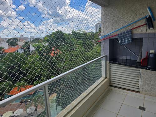 a balcony with a view of a yard at Apartamentos em Rio Quente com maravilhosa área de lazer e excelente localização in Rio Quente