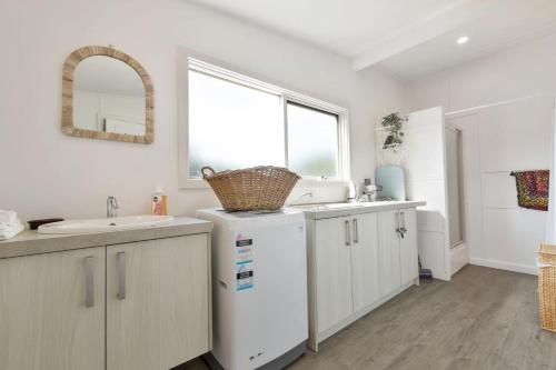 eine Küche mit Spüle und einem weißen Kühlschrank in der Unterkunft Armstrong Cottage in Paynesville