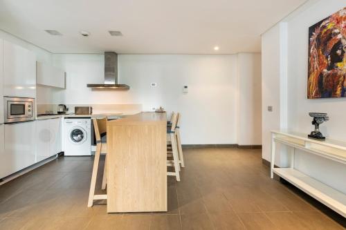 Una cocina o zona de cocina en Luxurious flat Anfaplace, beach access