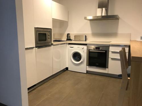 Una cocina o zona de cocina en Luxurious flat Anfaplace, beach access