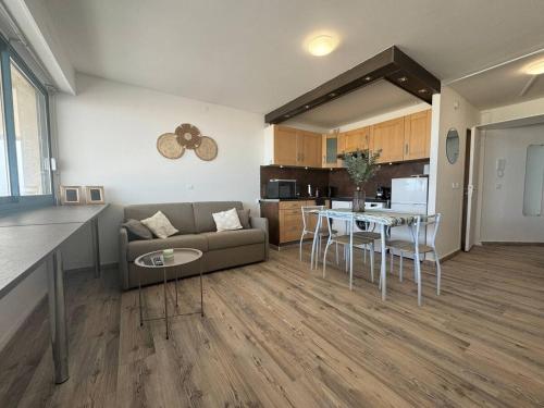 un salon avec un canapé et une table dans l'établissement Le refuge marin - Canet - front de mer, à Canet