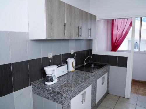 Kuchyň nebo kuchyňský kout v ubytování Spacious lux Apt, Pool, Sea View & Large Terrace