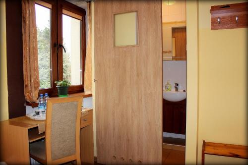 ルブリンにあるWilla Uroczaの木製のドアとシンク付きのキッチン