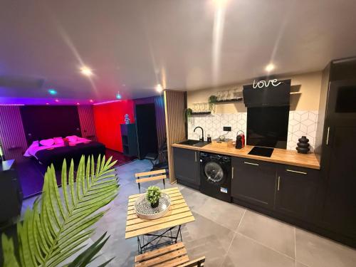 une pièce avec une cuisine et un salon dans l'établissement Love room, à Maureilhan-et-Raméjan