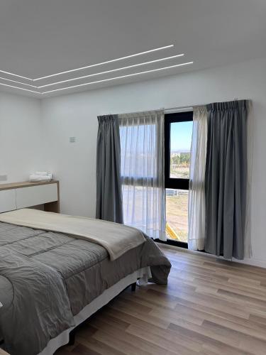 una camera da letto con un letto e una grande finestra di Apart Hotel Selah a Santa Isabel