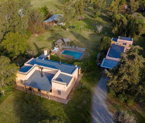 einen Blick über ein Haus mit zwei Pools in der Unterkunft Casa Campo 1931 in Colonia del Sacramento