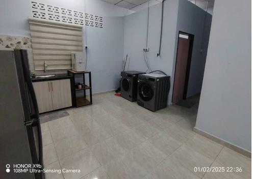 Una cocina o zona de cocina en Homestay Zainab Sg Dua Mslim With 100mbps Wifi