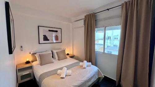 Un pat sau paturi într-o cameră la Cool, Modern and Snug 3BR Apartment Peachy Stays