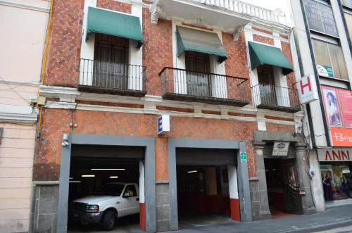 a building with a car parked inside of it at Hotel de Talavera in Puebla