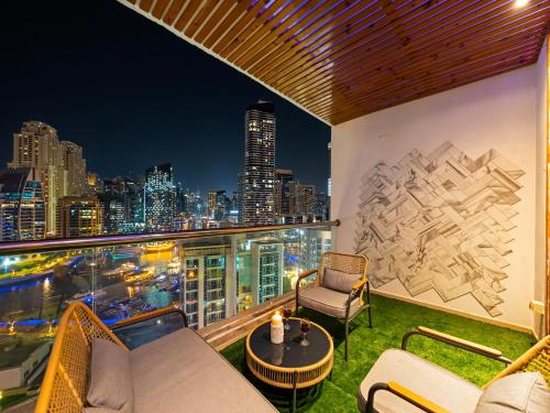 Luxurious 2BR Apt with Marina View & Private Jacuzzi