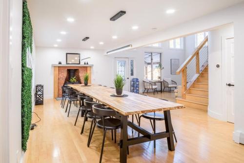a large dining room with a wooden table and chairs at Boulder Luxury Getaway 7 acres River & Pond in Boulder