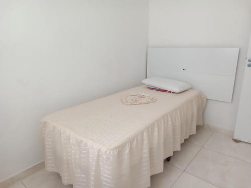 un tavolo con una tovaglia bianca di Apartamento porto dos mares a Salvador