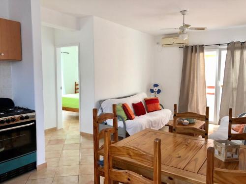 ein Wohnzimmer mit Sofa und Tisch in der Unterkunft Beachapartment fully serviced in Sal Rei