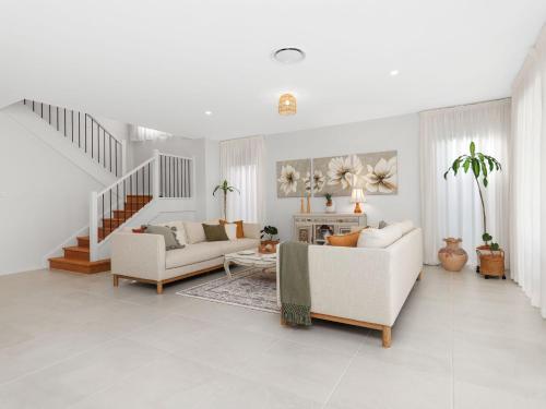 - un salon avec deux canapés et un escalier dans l'établissement Kingsleys Charm at Boat Harbour, à Boat Harbour