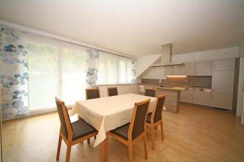 eine Küche und ein Esszimmer mit Tisch und Stühlen in der Unterkunft Appartements Schwaiger by Schladming-Appartements in Schladming