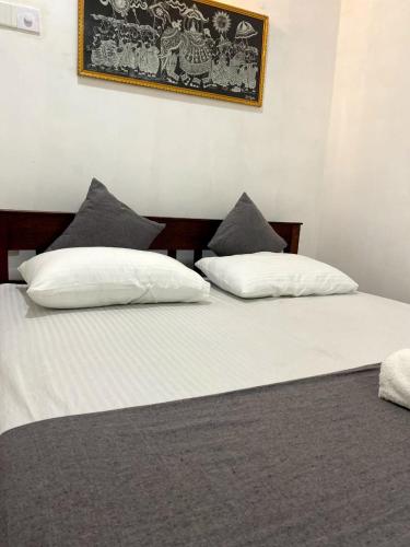 Postel nebo postele na pokoji v ubytování GB Royal Stay Anuradhapura