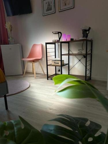 un salon avec une table et une chaise dans l'établissement Le Big Road spots, à Roubaix