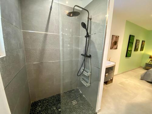 Uma casa de banho em Apartment in residence with pool