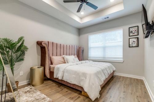 Ένα ή περισσότερα κρεβάτια σε δωμάτιο στο Glam luxury lifestyle within Houston!