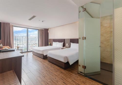 Кровать или кровати в номере V Hotel Nha Trang