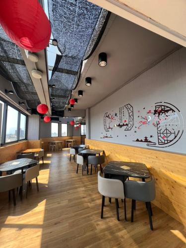 a dining room with tables and chairs in a restaurant at 可青大飯店Grand Ke-Cing Hotel in Yilan City