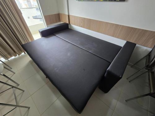 a black table and chairs in a room at Apartamentos em Rio Quente com maravilhosa área de lazer e excelente localização in Rio Quente