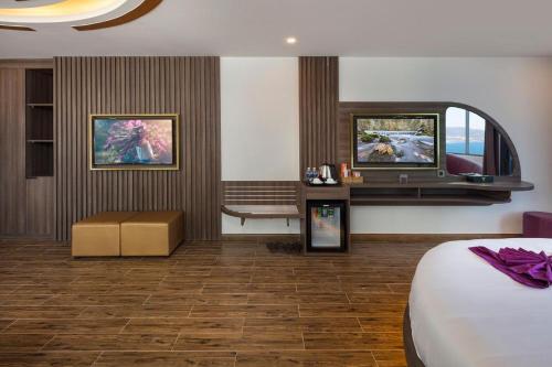 Кровать или кровати в номере V Hotel Nha Trang