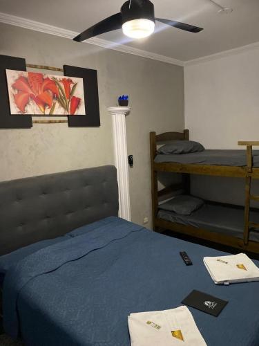 a bedroom with a bed and a ceiling fan at Hostel Anprado 4 kit café incluso, Próx-Aeroporto de Guarulhos in Guarulhos