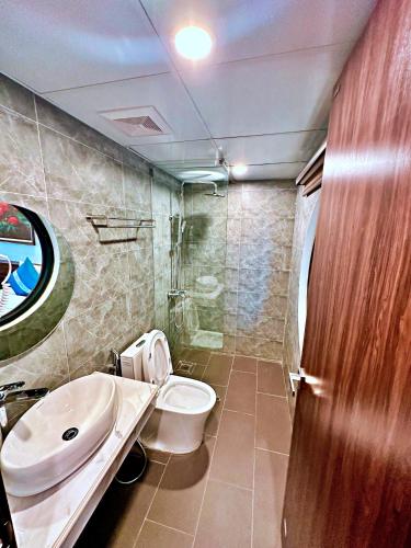 ein Badezimmer mit Toilette und Waschbecken in der Unterkunft Calla Lily Hotel in Sa Pa