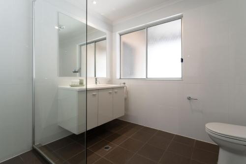 ein Badezimmer mit Toilette und Waschbecken in der Unterkunft Mount Lofty Golf Course in Bridgewater