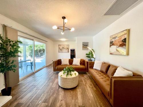 Posezení v ubytování Unique & Spacious house near Disney, Knott, BBQ