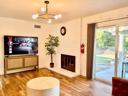 TV a/nebo společenská místnost v ubytování Unique & Spacious house near Disney, Knott, BBQ