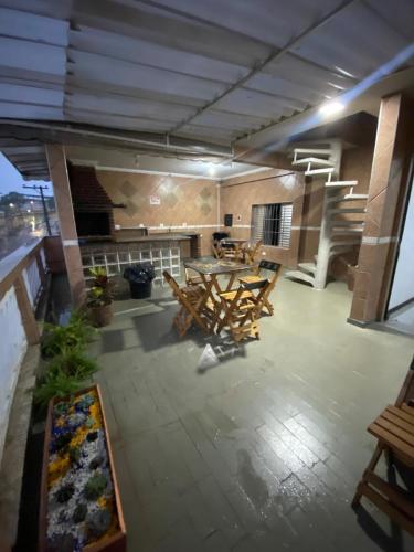 a patio with a table and chairs on a building at Hostel Anprado 4 kit café incluso, Próx-Aeroporto de Guarulhos in Guarulhos