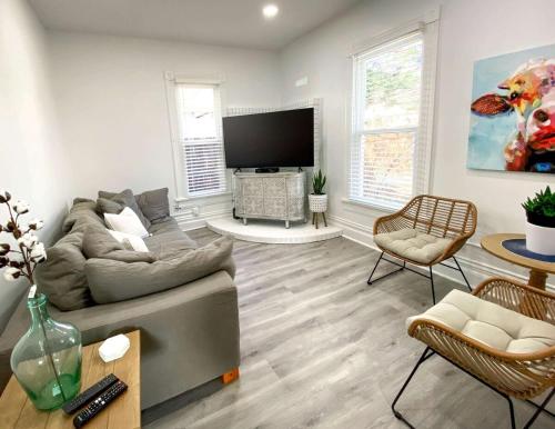 TV a/nebo společenská místnost v ubytování Downtown Boulder Luxury