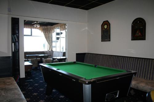 una habitación con una mesa de billar en un bar en The Blenheim Mount Hotel en Blackpool