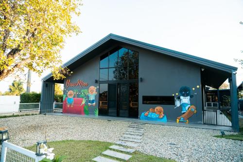 Photo de la galerie de l'établissement The Pet Friendly Hotel BaanMax Boutique Pet Resort and Lodge, Chiangrai, à Ban Du