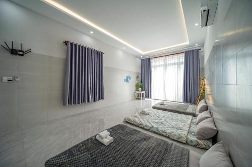 a living room with a couch and a rug at Wings House Homestay Hồ Tràm in Ho Tram