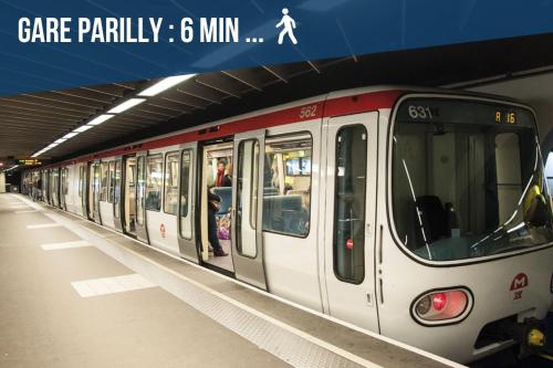 a subway train is stopped in a subway station at T3 L'Étoile NEUF Cosy & Lumineux - Gare Parilly in Vénissieux