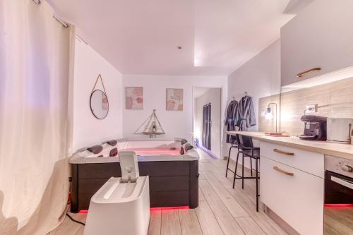 Η κουζίνα ή μικρή κουζίνα στο Jacuzzi L'émeraude NEUF & Cosy